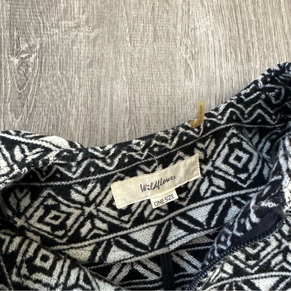 Wildflowers Geometric Black and White‎ poncho